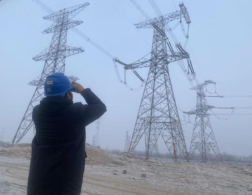 內(nèi)蒙古烏海超高壓供電公司防污除閃，寒冬堅守一線