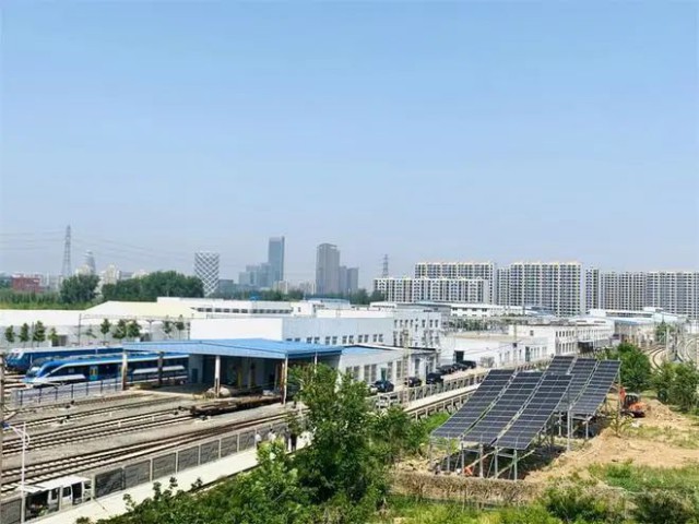 全國首個(gè)！英利集團(tuán)“光伏+鐵路”示范項(xiàng)目順利并網(wǎng)