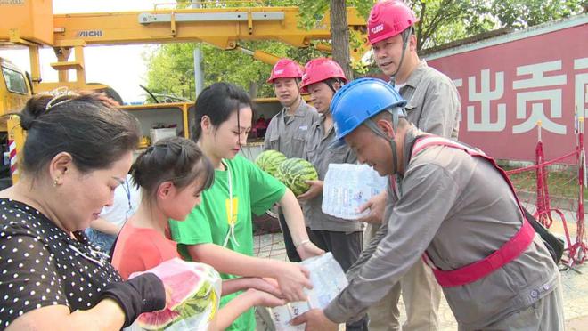 四川什邡：電力工人高溫保電忙，社區(qū)群眾熱情慰問(wèn)表感謝