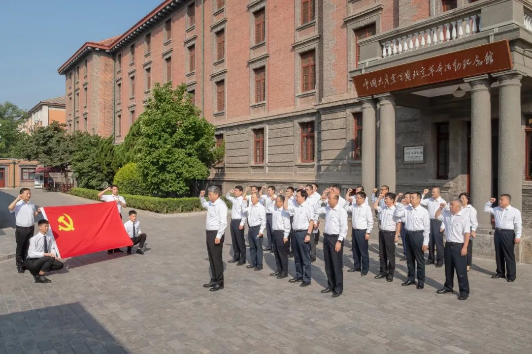 國(guó)家能源集團(tuán)黨組成員集體參觀學(xué)習(xí) “光輝偉業(yè)、紅色序章”主題展覽