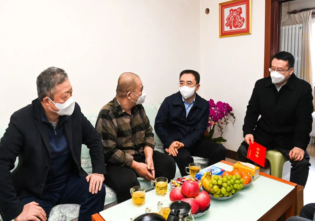 鄒磊、劉明勝走訪慰問退休老領(lǐng)導、勞模遺屬、困難黨員群眾