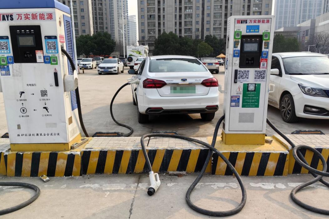 新能源車充電槍被扔積水中，對(duì)“城市家電”需多加愛護(hù)