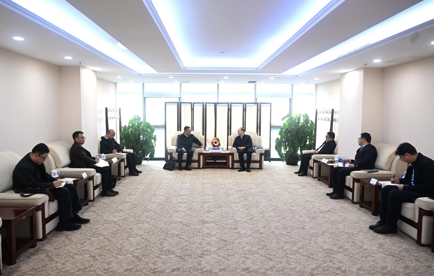 中國(guó)電建黨委常委、副總經(jīng)理徐鵬程與西藏開發(fā)投資集團(tuán)黨委書記、董事長(zhǎng)祁騰武會(huì)談