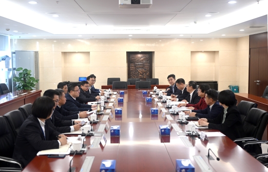 中國(guó)電建黨委常委、副總經(jīng)理王小軍與中國(guó)華電集團(tuán)黨組成員、副總經(jīng)理李旭紅會(huì)談