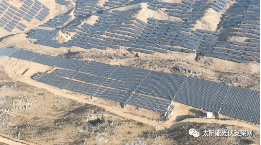 安泰科柔性太陽(yáng)能光伏支架助力全國(guó)海拔最高、坡度最大光伏項(xiàng)目