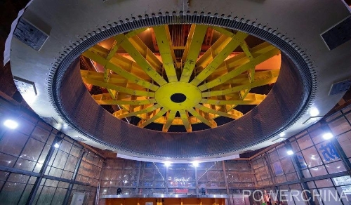 黃河上游在建海拔最高、裝機容量最大的水電站首臺機組定子順利吊裝