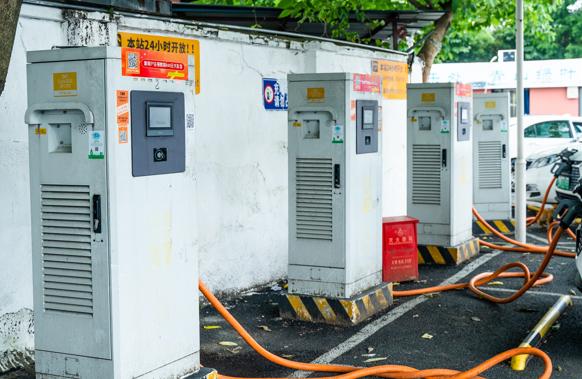 新能源汽車日漸增多，充電樁使用亂象如何管?