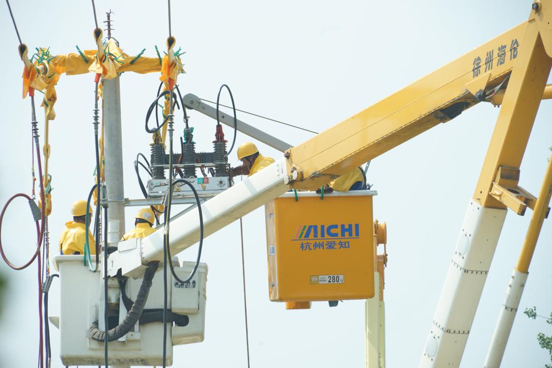 國網碭山縣供電公司不停電作業(yè)戰(zhàn)高溫 “汗”衛(wèi)群眾度清涼