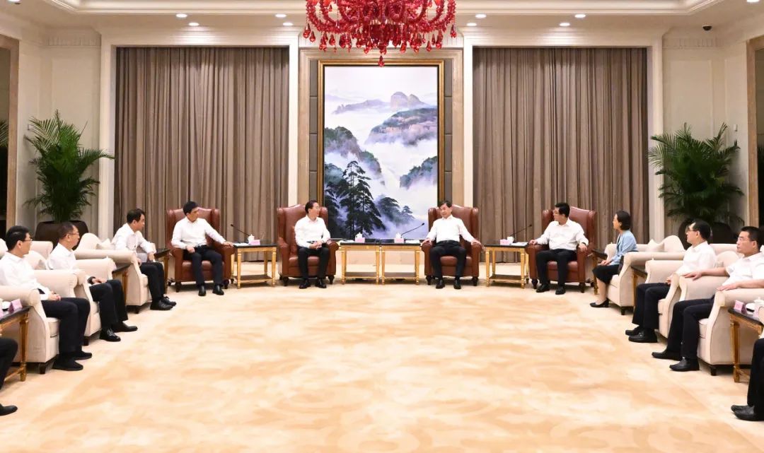 國家電網(wǎng)公司董事長、黨組書辛保安與福建省委書記周祖翼、省長趙龍會談