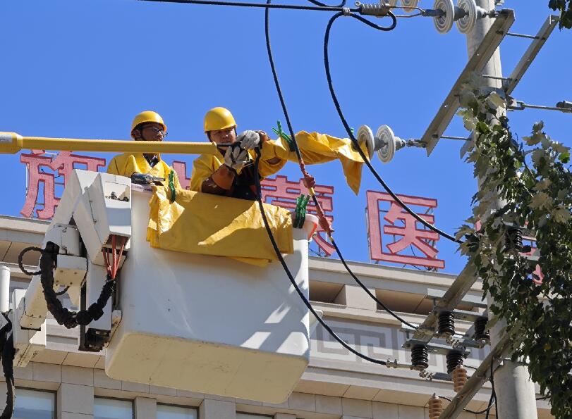 阿拉善供電公司迎夏峰帶電消缺，保醫(yī)電“汗”衛(wèi)民生
