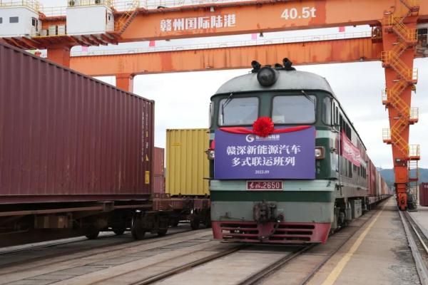 國(guó)產(chǎn)新能源汽車，坐火車“出?！?