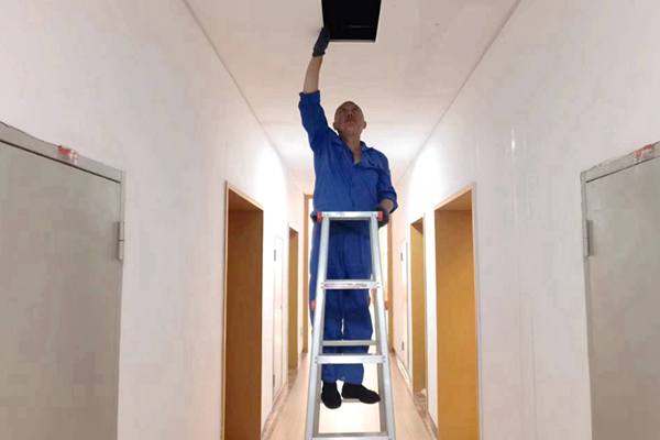 圖為物業(yè)人員利用節(jié)假日對值班宿舍電纜廊道、空調(diào)管道進行檢查和維護