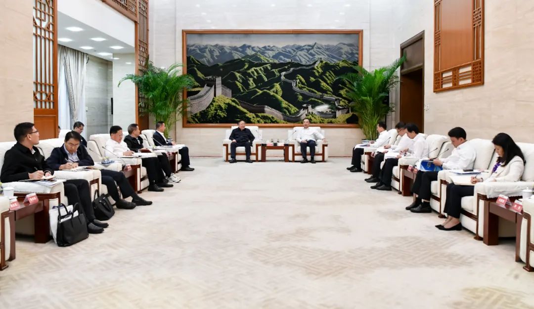 大唐集團有限公司黨組書記、董事長鄒磊與廣西壯族自治區(qū)國資委黨委書記秦如培會談
