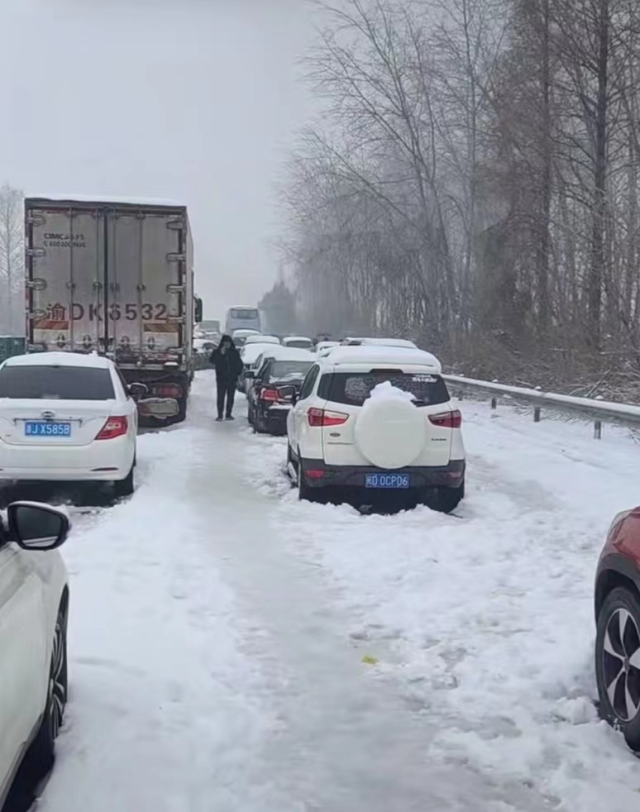 湖北凍雨暴雪導致高速公路堵塞，電動汽車再現(xiàn)“趴窩”