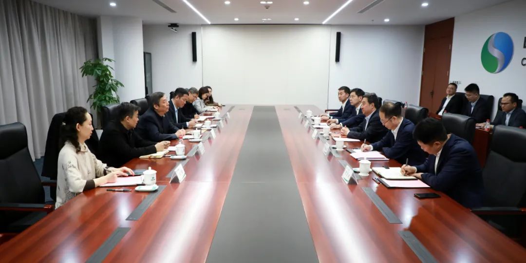 中國電氣裝備黨委書記、董事長白忠泉會(huì)見上海市經(jīng)濟(jì)和信息化委員會(huì)副主任戎之勤