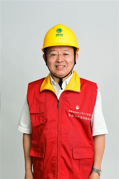 全國(guó)人大代表、國(guó)網(wǎng)浙江慈溪市供電公司客服中心社區(qū)經(jīng)理錢海軍——讓訴訟服務(wù)之光照亮千家萬(wàn)戶