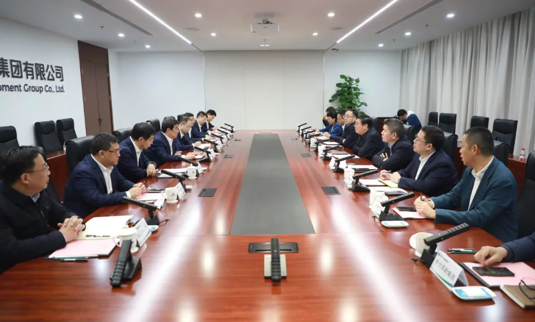 中國(guó)電氣裝備黨委書記、董事長(zhǎng)白忠泉會(huì)見上海市靜安區(qū)委書記于勇