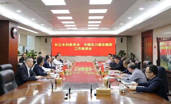 中國(guó)電建黨委書記、董事長(zhǎng)丁焰章與長(zhǎng)江水利委員會(huì)黨組書記、主任劉冬順會(huì)談