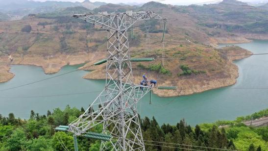 貴州興義供電局高空之上，用責(zé)任守護(hù)安全送去光明