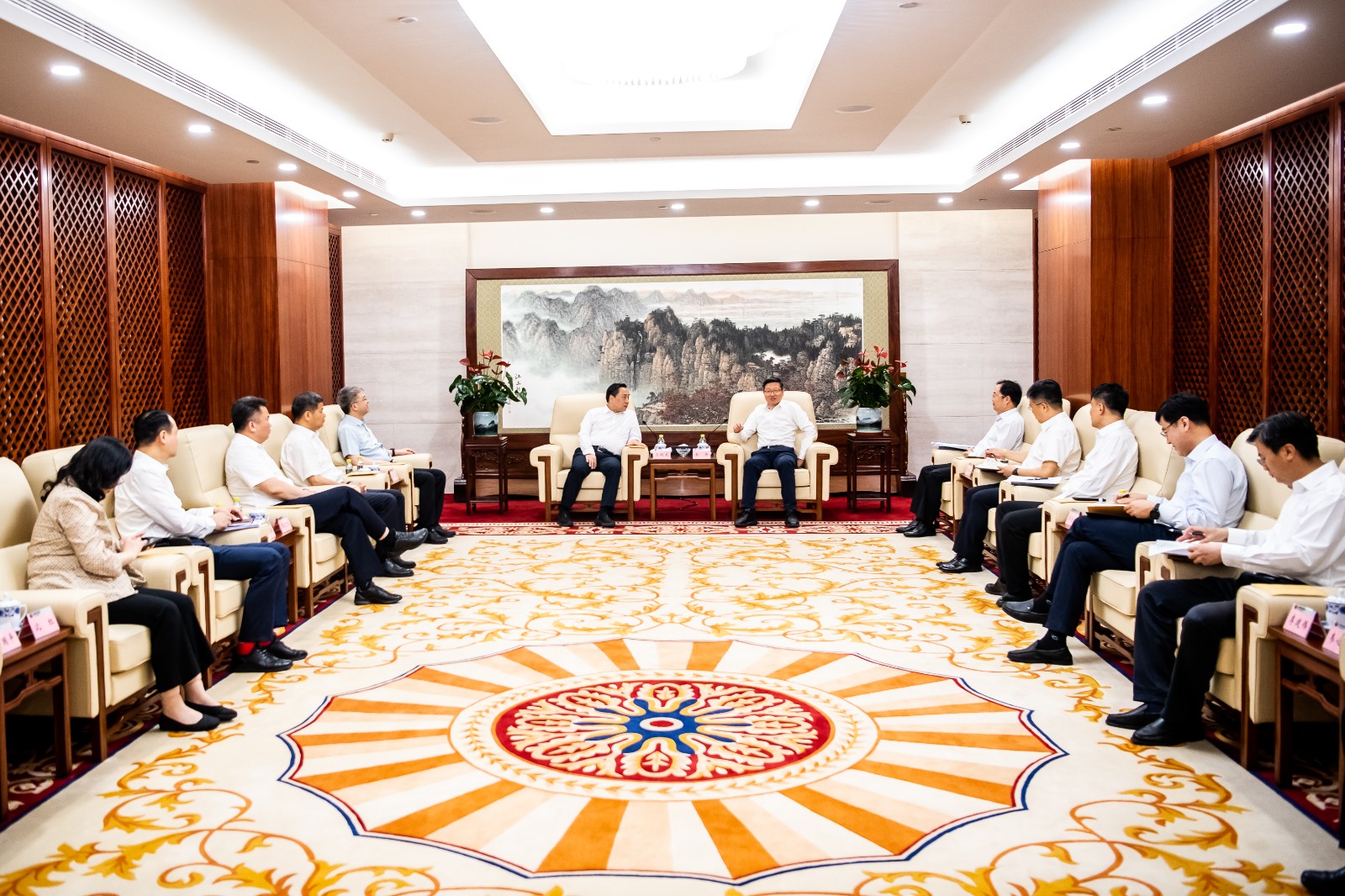 國家能源集團公司總經(jīng)理、黨組副書記余兵會見鎮(zhèn)江市委書記馬明龍一行