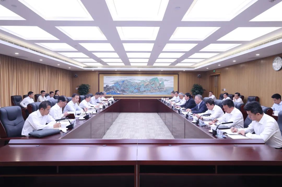 國(guó)家能源局黨組書記、局長(zhǎng)章建華赴國(guó)家電網(wǎng)公司調(diào)研迎峰度夏電力保供工作