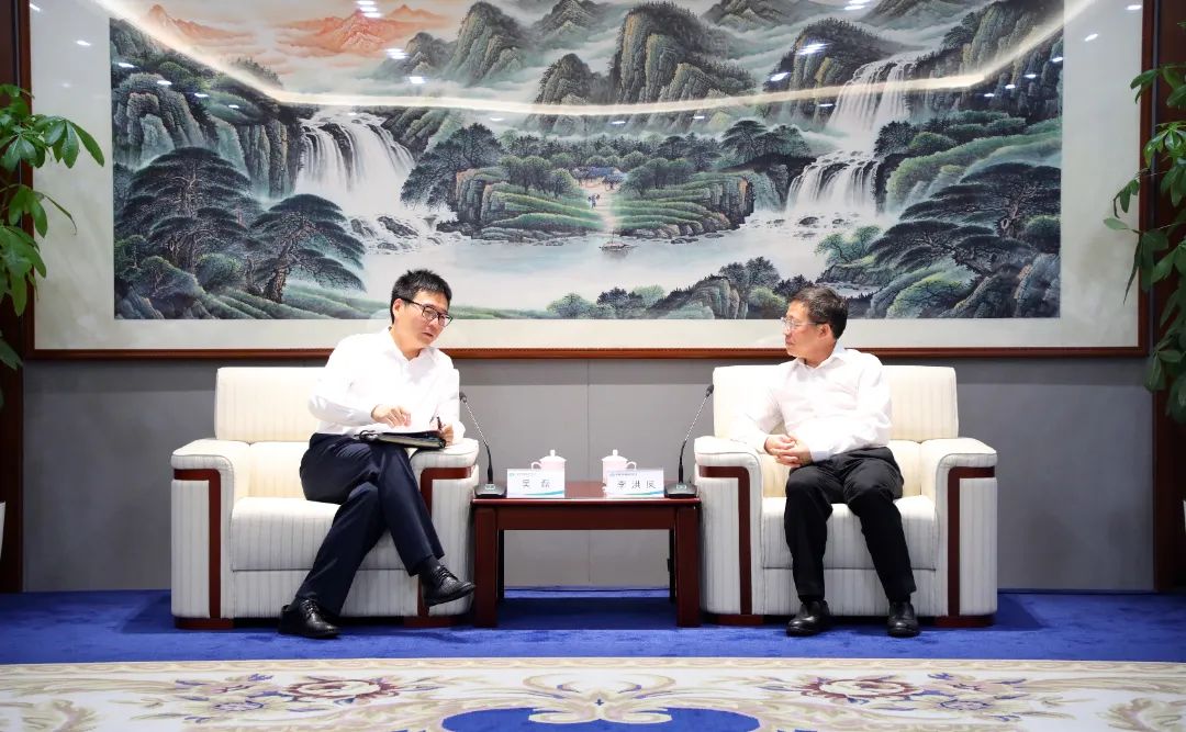 中國(guó)電氣裝備黨委書記、董事長(zhǎng)李洪鳳會(huì)見上海電氣集團(tuán)黨委書記、董事長(zhǎng)吳磊