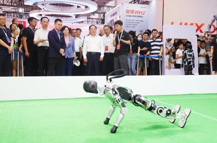 工信部黨組書(shū)記、部長(zhǎng)金壯龍參觀調(diào)研2024世界機(jī)器人大會(huì)