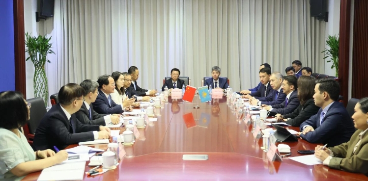 金壯龍會見哈薩克斯坦數(shù)字發(fā)展、創(chuàng)新和航空航天工業(yè)部部長扎斯蘭·馬季耶夫