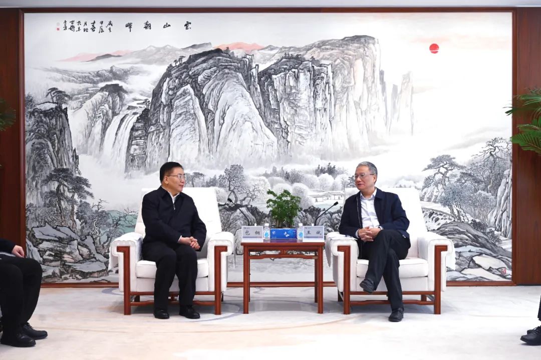 中國電建黨委副書記、總經(jīng)理王斌與內(nèi)蒙古自治區(qū)黨委常委、呼和浩特市委書記包鋼會談