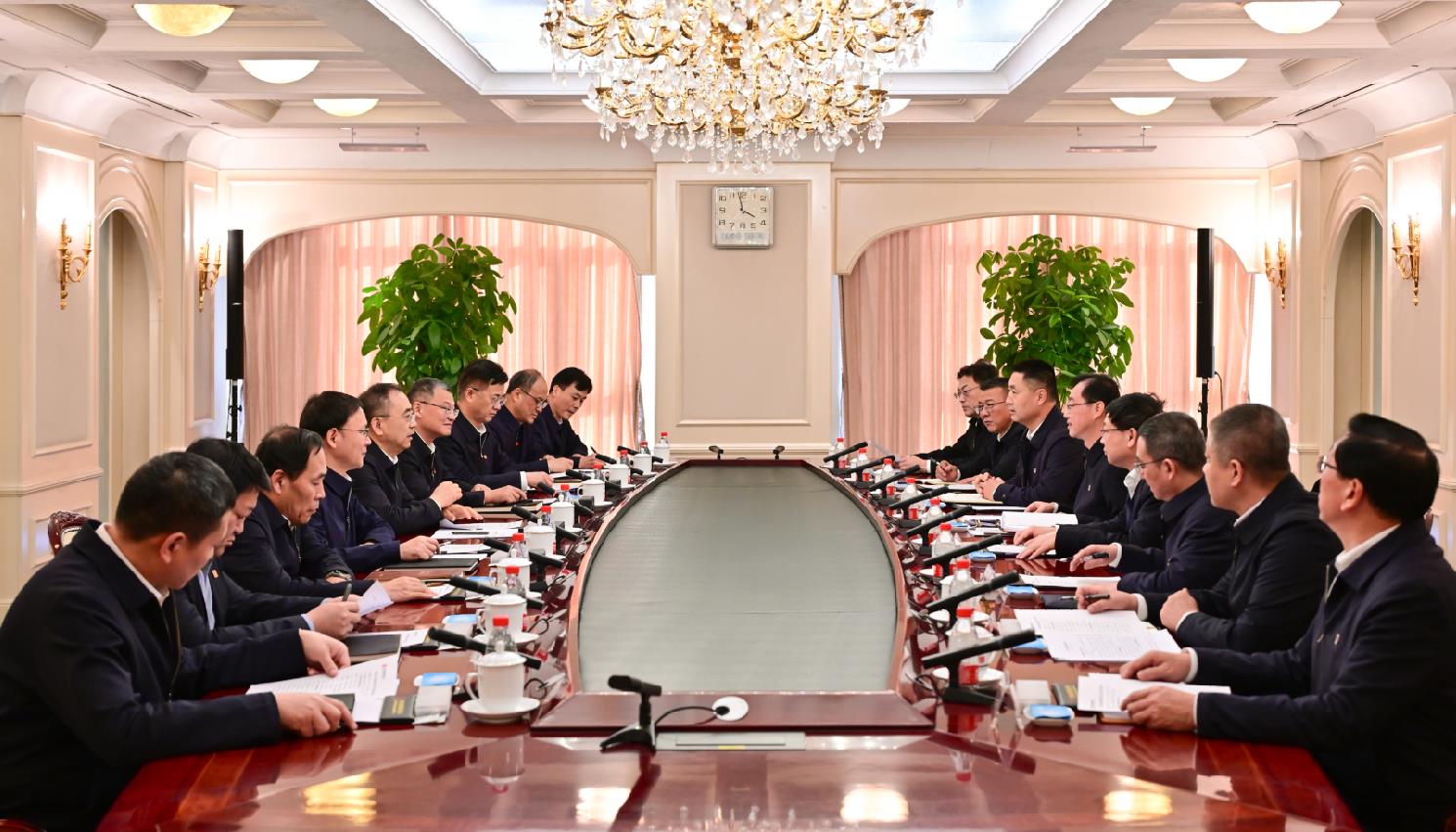 大唐集團董事長鄒磊、總經(jīng)理張傳江與中國安能董事長陳奕輝、總經(jīng)理周慶豐會談