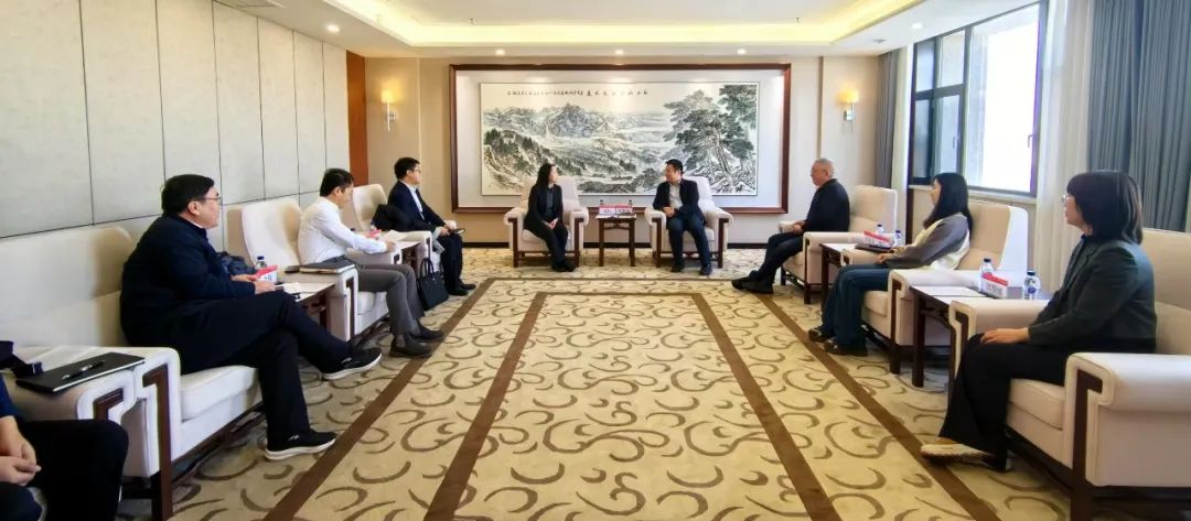 中國(guó)農(nóng)業(yè)銀行吉林省分行黨委委員、副行長(zhǎng)兼長(zhǎng)春分行黨委書(shū)記、行長(zhǎng)曹紅一行拜訪華電吉林公司