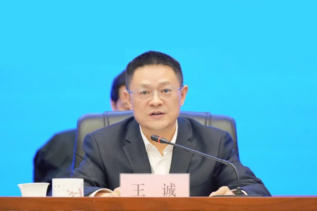 這一新成立能源集團，董事長、總經(jīng)理亮相