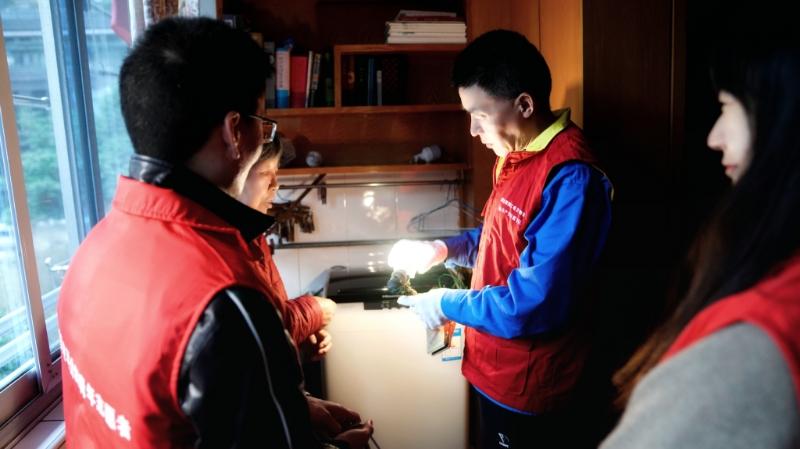 國網(wǎng)浙江物資公司電力青年主動上門服務(wù)，“電暖”千萬家